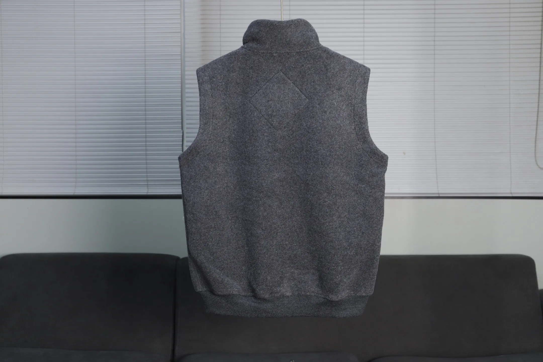 P640 Big Goose White Label Cashmere Vest Canada Goose Canada Goose Humanature Series Ski Season White Label Warm, Windproof, Breathable, Soft Solid Color Stand Collar Logo Label Zipper Casual Sleeveless Vest Mersey Solid Color Stand Collar Fitted Sleeveless Vest Exclusive Customized Wool Fabric Compare only with ZP There is no need to elaborate on the popularity of this season’s new style. The fabric is warm and comfortable long plush and easy to put on and take off. High-tech breathable space cotton liner makes the whole dress very stiff. At the same time, it is soft, comfortable and lightweight. Breathable, soft, not sweaty, lightweight, stylish, and not deformed. The iconic double-striped reflective strips are designed behind the collar and hat. No detail is missed. High-density goose badge. All threaded accessories are customized. Three colors to choose from. Each one is super western. The upper body effect is very high-end. The loose version is not bloated at all. It is quite fashionable. It can be said to be a very unique design. This year's must-have style is the same for men and women🔥 Color: light gray dark gray Khaki